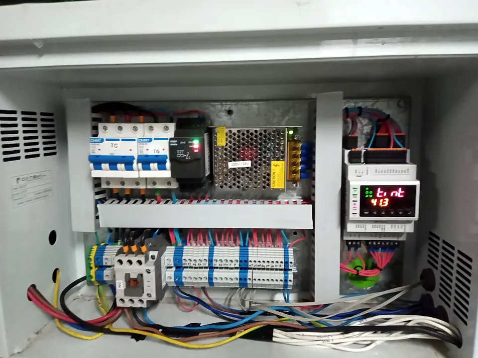 Tablero de control con módulos de automatización y protecciones ordenadas