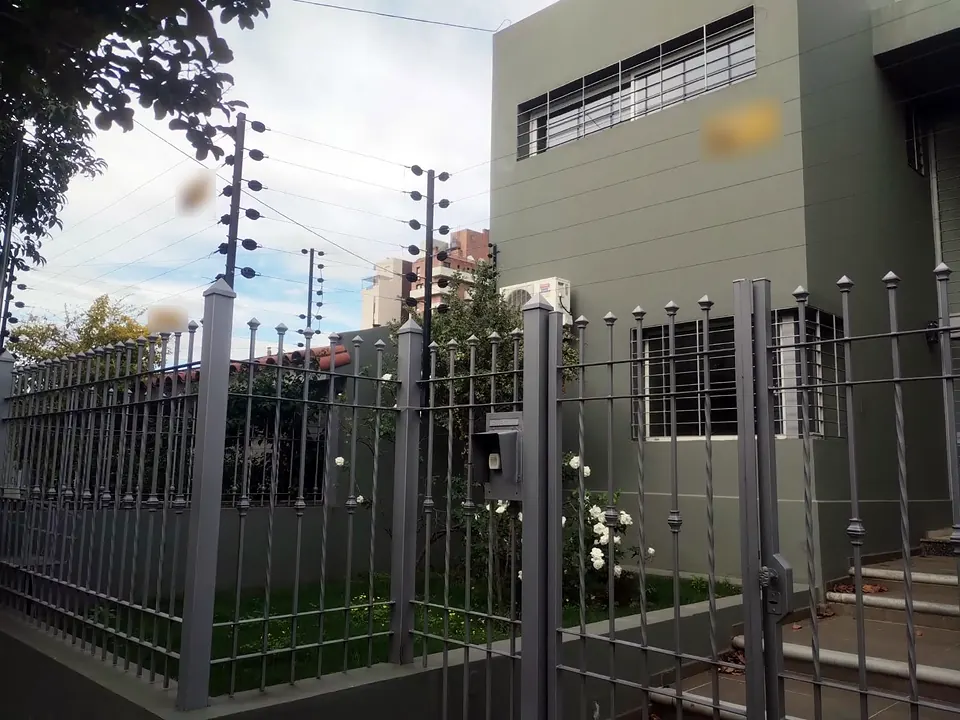 Cerco eléctrico instalado sobre una reja en el frente de una vivienda