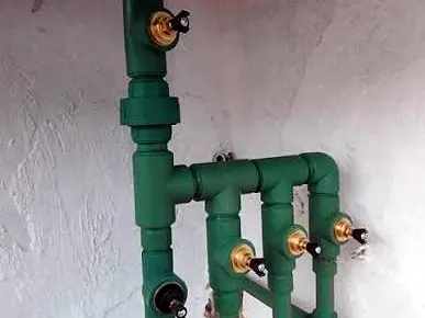 Colector de agua de termofusión verde con llaves de paso por circuito