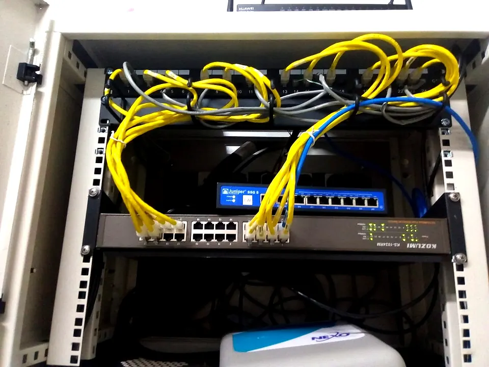 Rack de comunicaciones con switch y patcheo de cableado estructurado